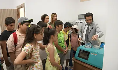 Prof. Dr. Yakuphanoğlu, çocuklara bilimsel çalışmalarını anlattı