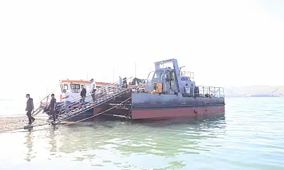 Vali Hatipoğlu, deniz temizleme aracını inceledi