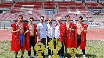Elazığ'lı güreşçilerden gururlandıran dereceler