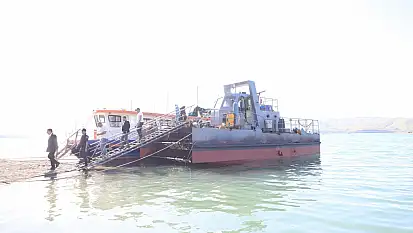 Vali Hatipoğlu, deniz temizleme aracını inceledi