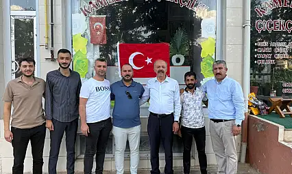 AK Parti Kovancılar ilçe başkanlığı esnafa bayrak dağıttı