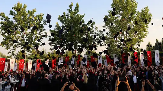 Fırat Üniversitesi'nde mezuniyet heyecanı