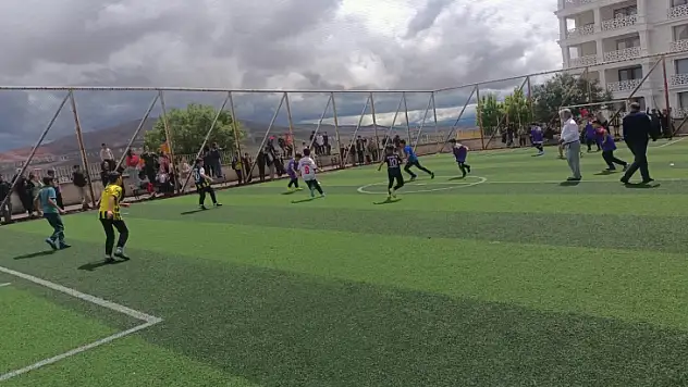 Cumhuriyet Ortaokulu Geleneksel Futbol Turnuvası başladı