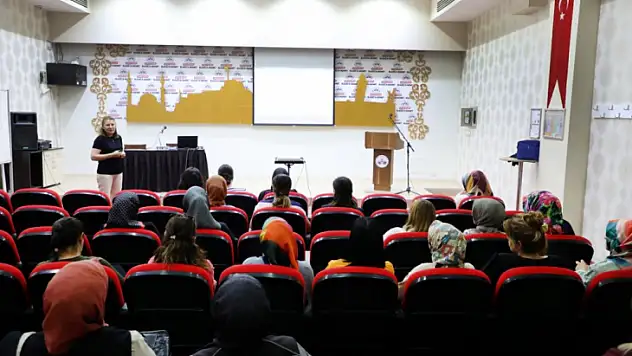 Elazığ Belediyesi kadın personellerine seminer verdi