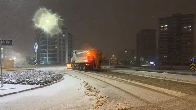 Elazığ Belediyesi'nden yoğun kar yağışına hızlı ve etkili müdahale