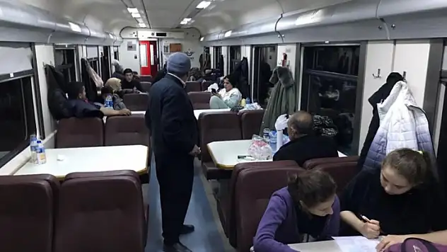 Elazığlı Depremzedeler trenlerde ağırlanıyor