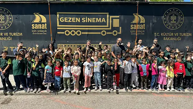 Gezen Sinema Tırı Elazığ'da binlerce çocuğu sinemayla buluşturuyor