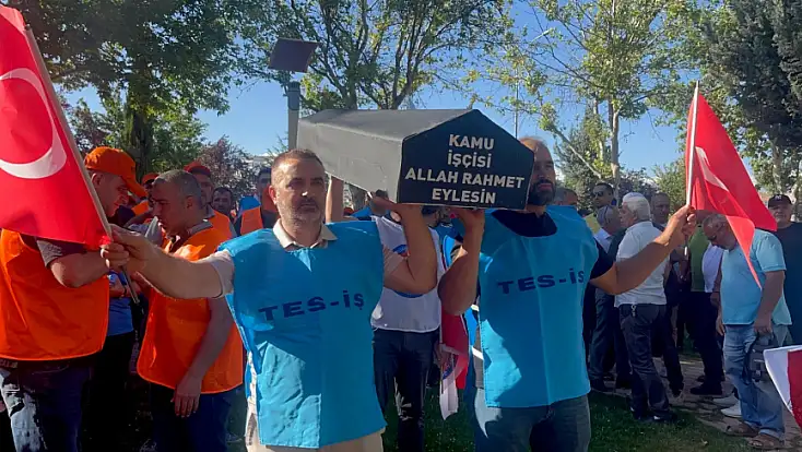 Elazığ’da Kamu İşçileri AK Parti İl Binası Önünde Toplandı