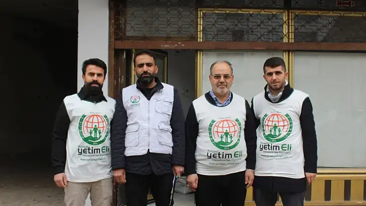 Yetimeli Derneği Kovancılar'da gıda kolisi dağıttı 