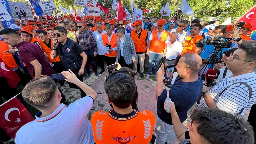 Elazığ'da Kamu İşçileri AK Parti İl Binası Önünde Toplandı