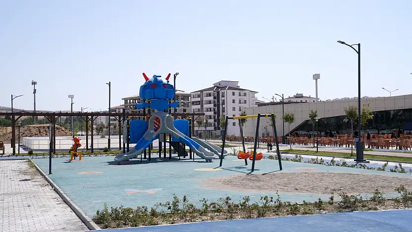 Elazığ Belediyesi, kent genelindeki parkları yeniliyor
