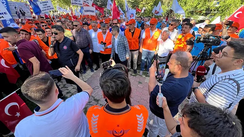 Elazığ'da Kamu İşçileri AK Parti İl Binası Önünde Toplandı