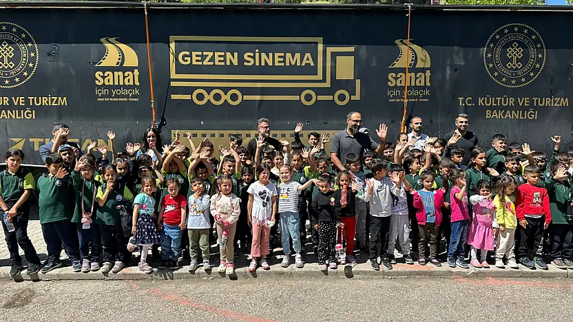 Gezen Sinema Tırı Elazığ'da binlerce çocuğu sinemayla buluşturuyor
