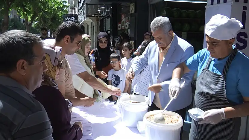 İş İnsanı Aytunç Sunguroğlu'ndan aşure ikramı