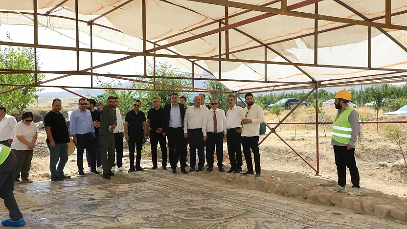 Vali Hatipoğlu ile beraberindeki heyet Salkaya kazı alanını ziyaret etti