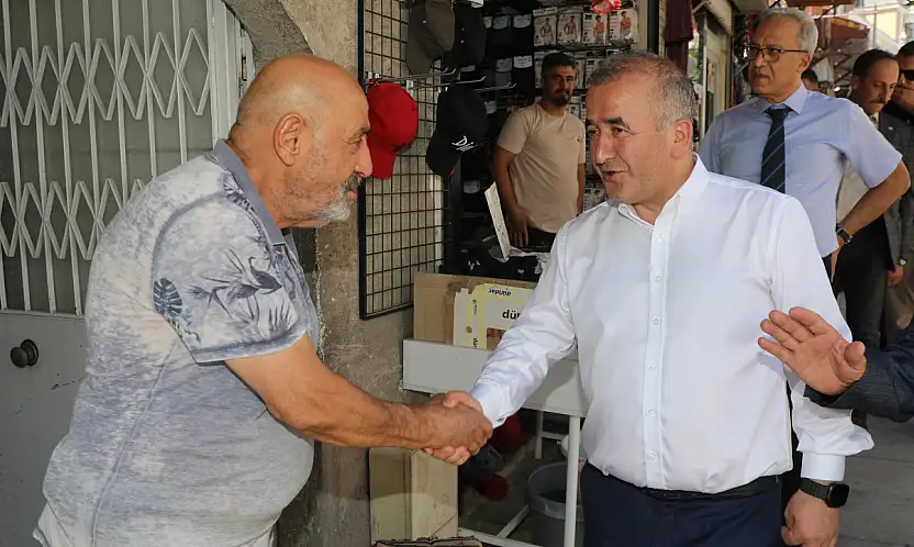 Vali Hatipoğlu, cuma namazı çıkışı esnaf ve vatandaşlarla buluştu