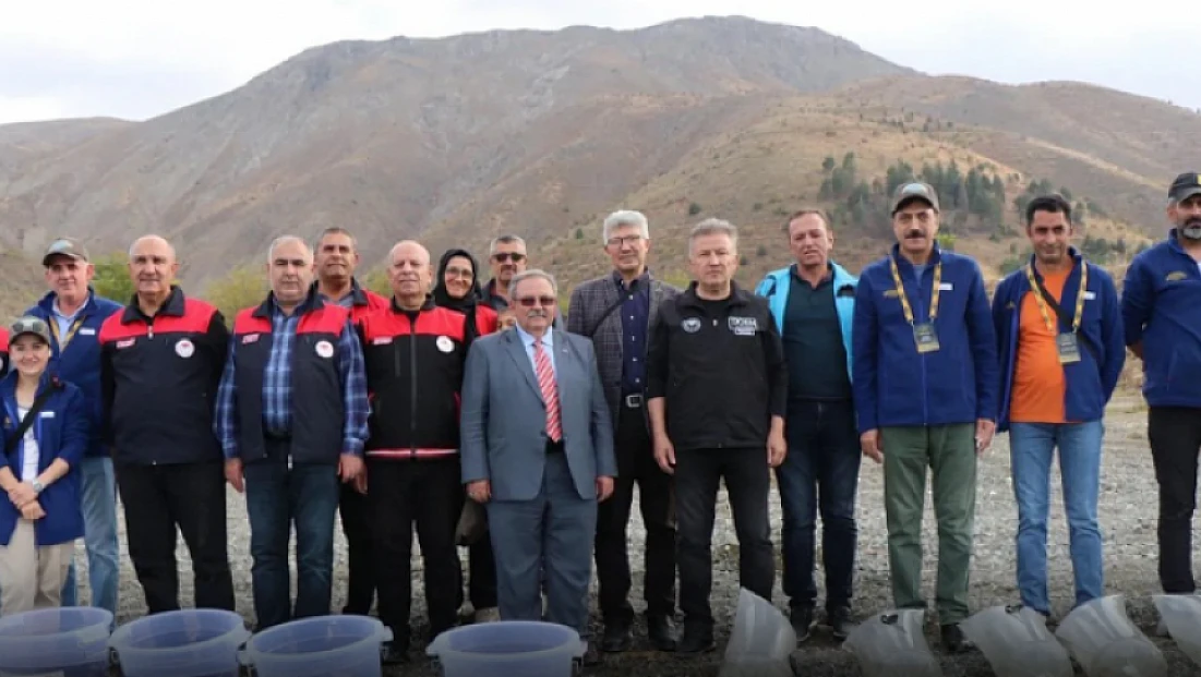 30 bin adet Sazan Balığı Hazar Gölü’ne bırakıldı