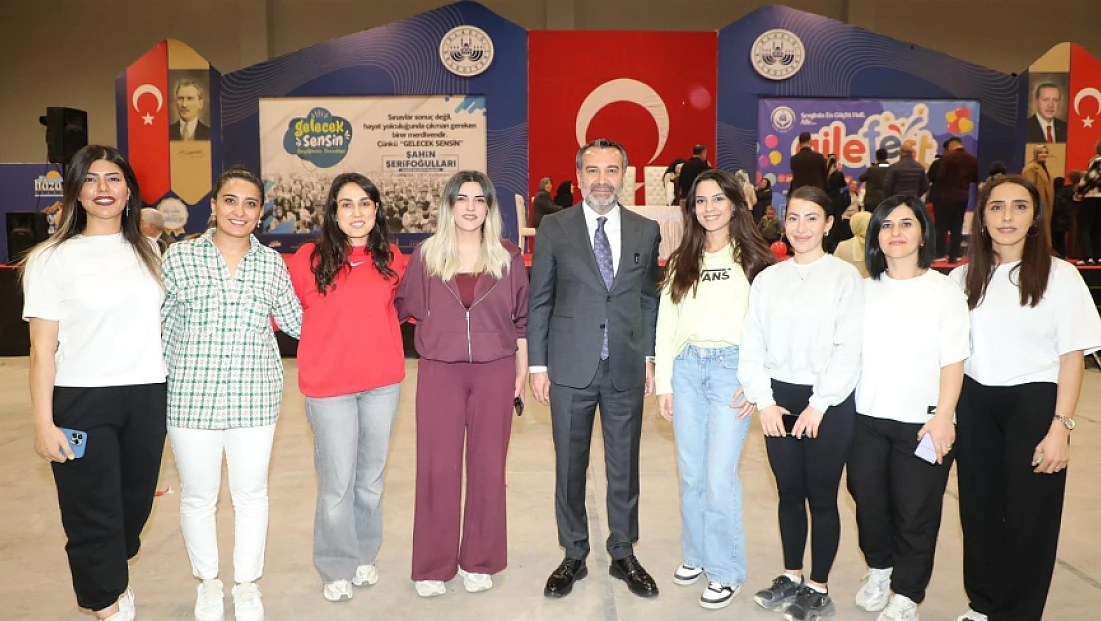 Başkan Şerifoğulları, Ailefest’te ailelerle buluştu; Genç çiftin nikahını kıydı