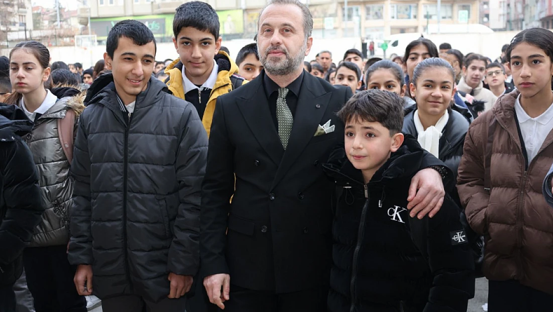 Deprem şehitleri tüm okullarda anıldı