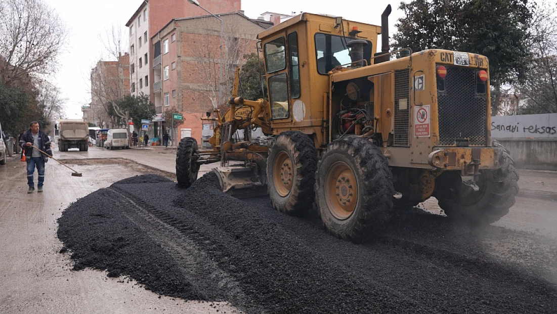 Elazığ Belediyesi, cadde ve sokaklarda asfalt yama çalışması başlattı