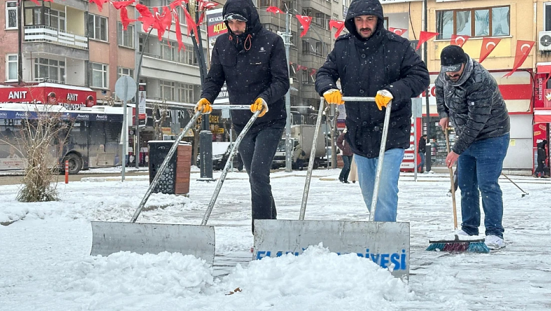 Elazığ Belediyesi çok sayıda araç ve personelle sahada