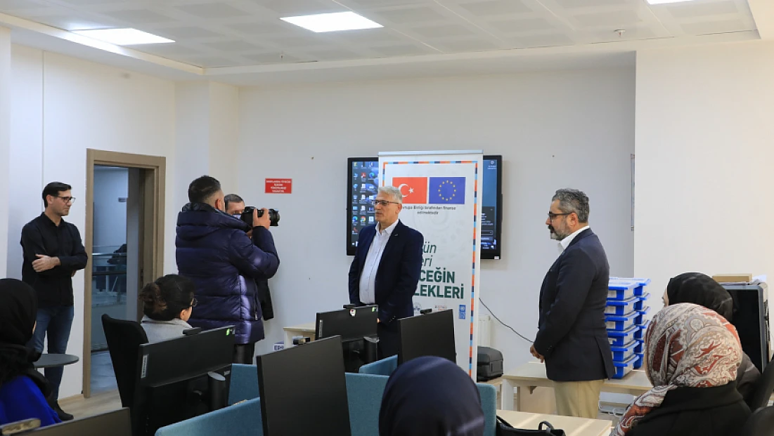 Elazığ Belediyesi Dijital Gençlik Merkezi’nde eğitimler sürüyor