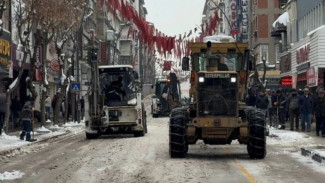 Elazığ Belediyesi karla mücadele ekipleri sahada