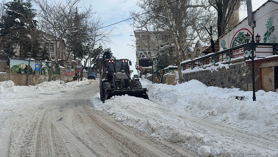 Elazığ Belediyesi’nden Harput’ta kar temizliği