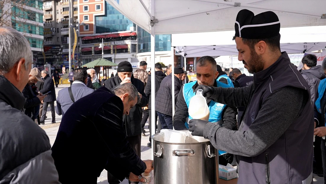 Elazığ Belediyesi’nden salep ve tatlı ikramı