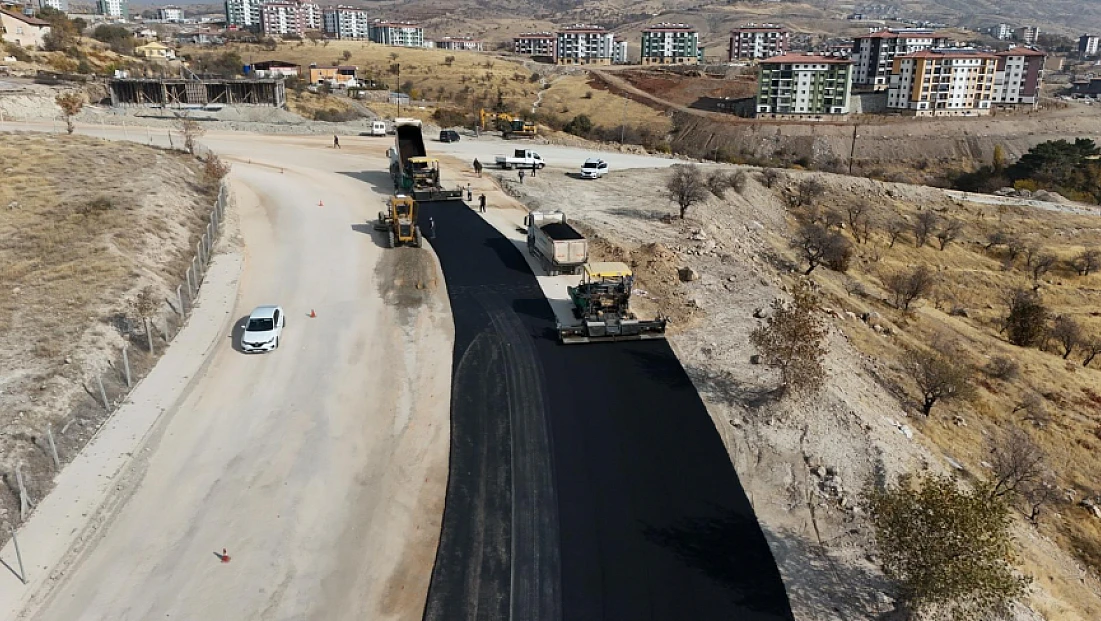 Elazığ Belediyesi’nin yürüttüğü yol yenileme çalışmaları devam ediyor