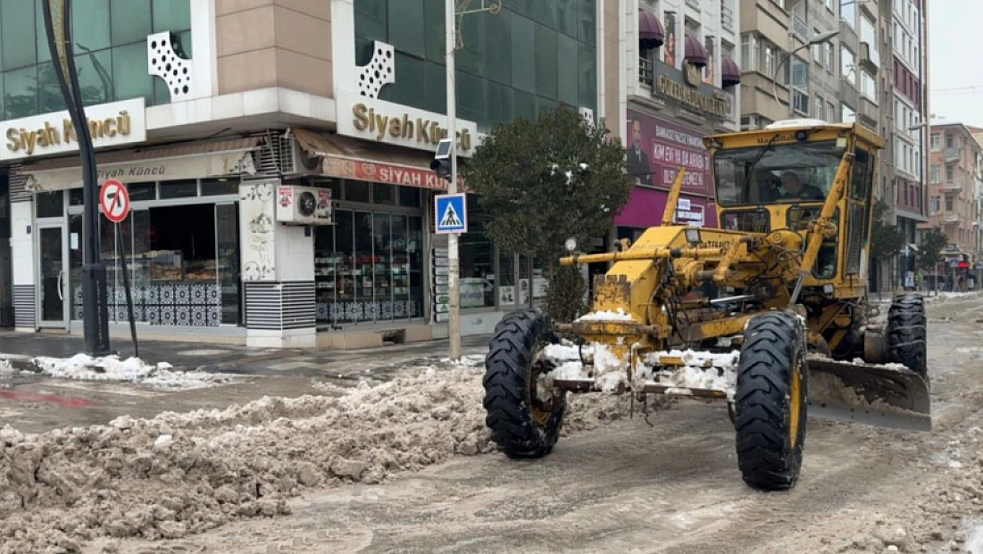 Elazığ Belediyesi Vali Fahri Bey Caddesi’nde kar mesaisinde