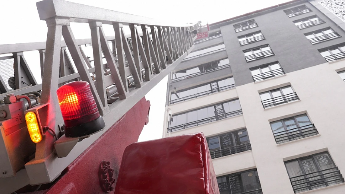 Elazığ İtfaiyesinden buz sarkıtı mesaisi