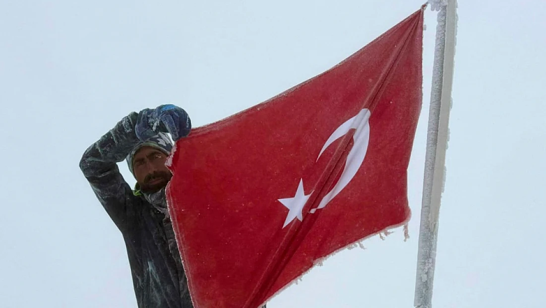 Elazığlı sporcu Cumhuriyet coşkusunu Erciyes zirvesinde yaşadı