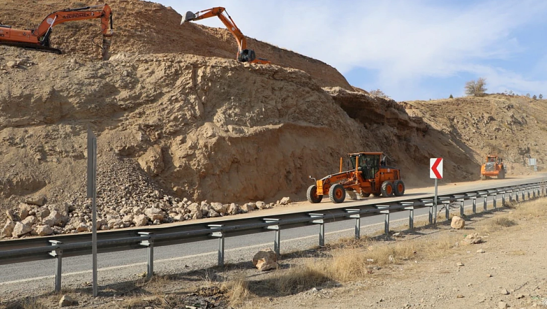 Keban’da yol genişletme çalışmaları sürüyor