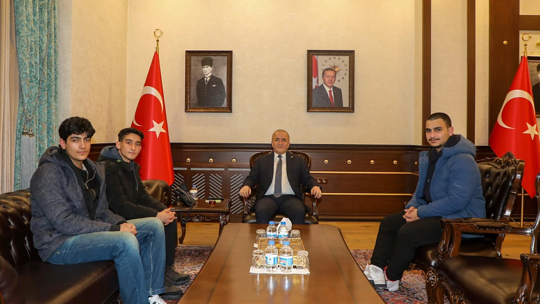 Vali Hatipoğlu’ndan lise öğrencilerine çay