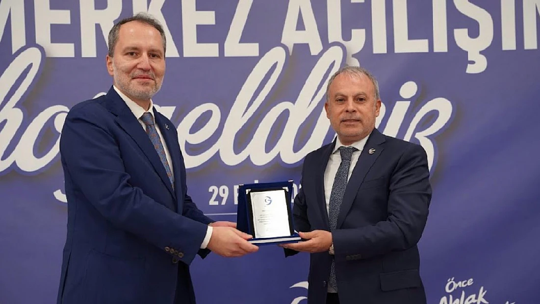 YRP Genel Başkanı Erbakan’dan MKYK üyesi Gül’e plaket