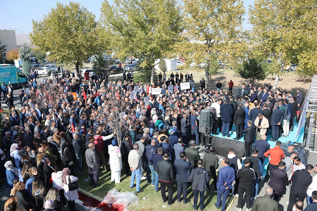 Başkan Selmanoğlu'na havalimanında coşkulu karşılama