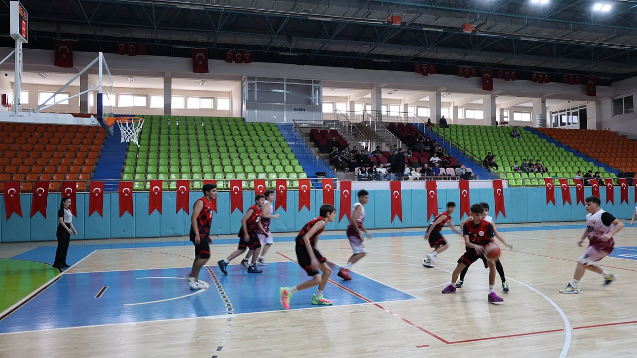 Elazığ'da U-16 yerel lig nefes kesen mücadeleyle sona erdi