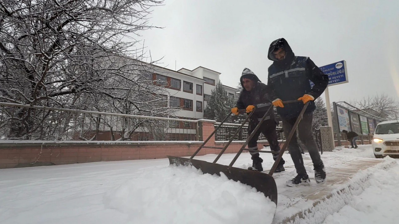 Karla mücadele çalışmaları aralıksız sürüyor