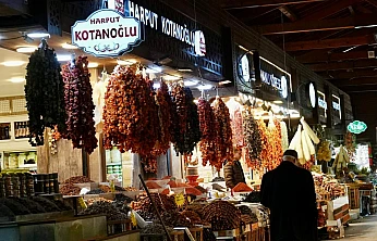 100 yıllık Kapalı Çarşı'da mahalli musiki