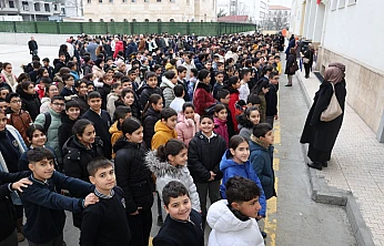 Deprem şehitleri tüm okullarda anıldı