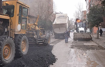 Elazığ Belediyesi, cadde ve sokaklarda asfalt yama çalışması başlattı