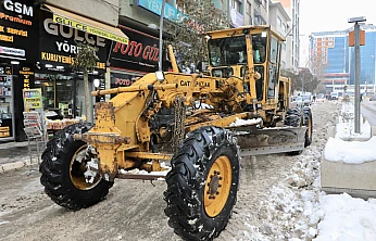 Elazığ Belediyesi'nden kar küreme ve temizlik çalışmaları