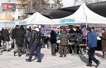 Elazığ Belediyesi'nden salep ve tatlı ikramı
