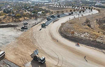 Elazığ Belediyesi'nin yürüttüğü yol yenileme çalışmaları devam ediyor