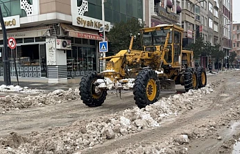 Elazığ Belediyesi Vali Fahri Bey Caddesi'nde kar mesaisinde