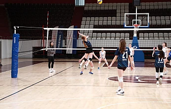 Elazığ'da küçük kadınlar voleybol il birinciliği tamamlandı