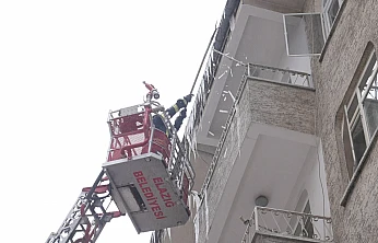 Elazığ İtfaiyesinden buz sarkıtı mesaisi