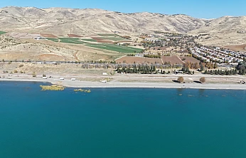 Hazar Gölü'nde temizlik çalışmaları aralıksız sürüyor