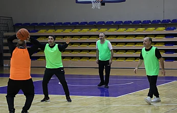 İl protokolü basketbol maçında karşı karşıya geldi